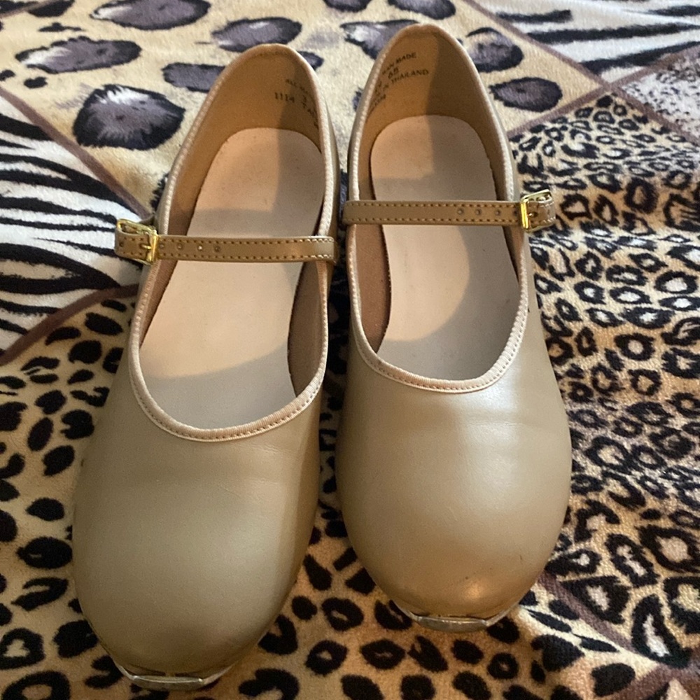 🌻🌻🌻Kids tan tap shoes made in Thailand great condition